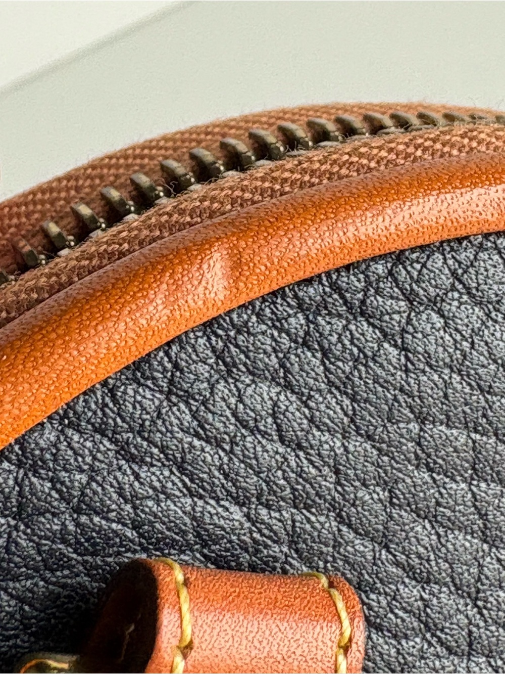 Dooney and Bourke Big Duck Oval Leather Wallet Duck on a strap mini bag - Picture 13 of 16